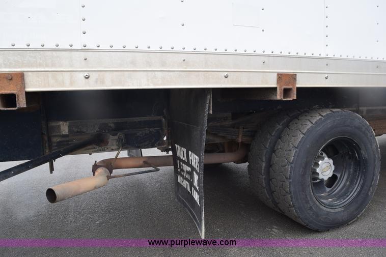 image for item E6133 2008 Chevrolet Express 3500 box truck