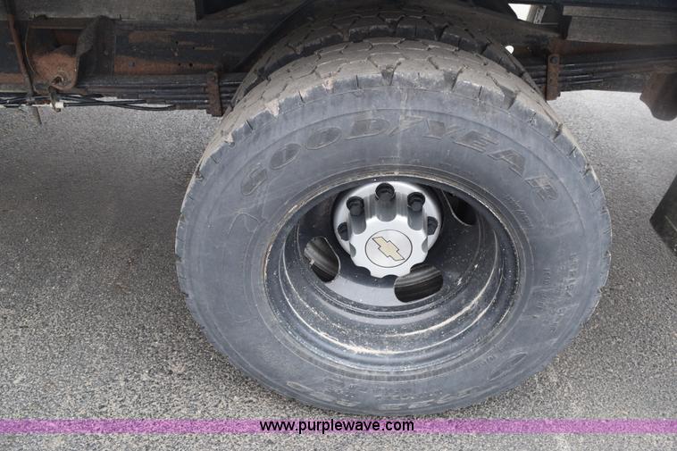 image for item E6133 2008 Chevrolet Express 3500 box truck