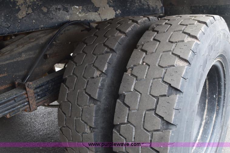 image for item E6133 2008 Chevrolet Express 3500 box truck