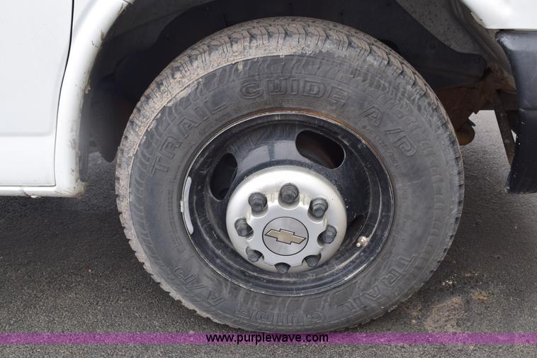 image for item E6133 2008 Chevrolet Express 3500 box truck
