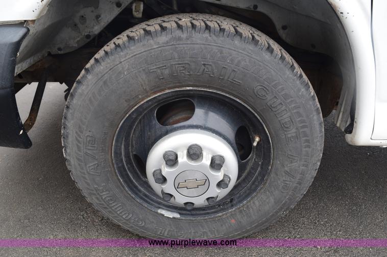 image for item E6133 2008 Chevrolet Express 3500 box truck