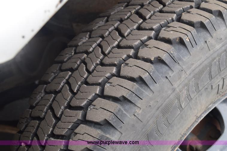 image for item E6133 2008 Chevrolet Express 3500 box truck