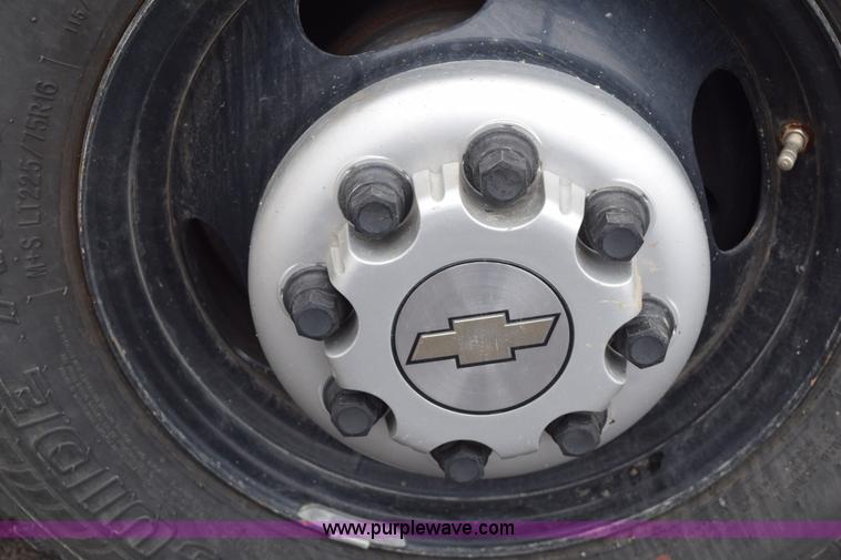 image for item E6133 2008 Chevrolet Express 3500 box truck