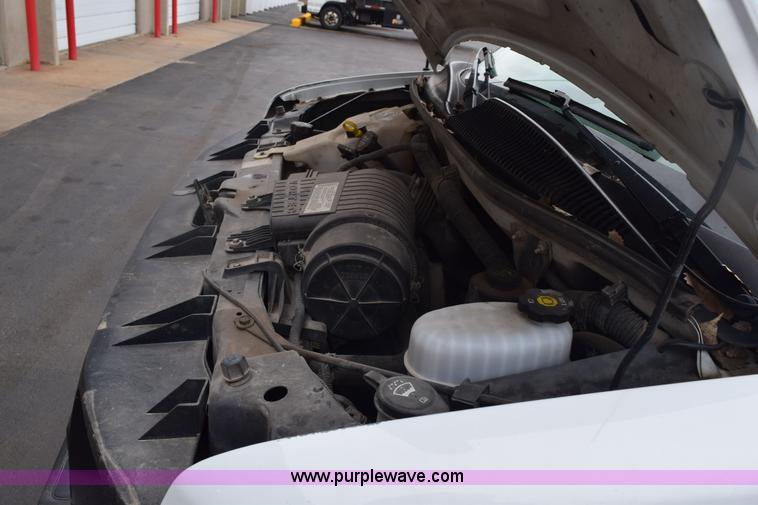 image for item E6133 2008 Chevrolet Express 3500 box truck