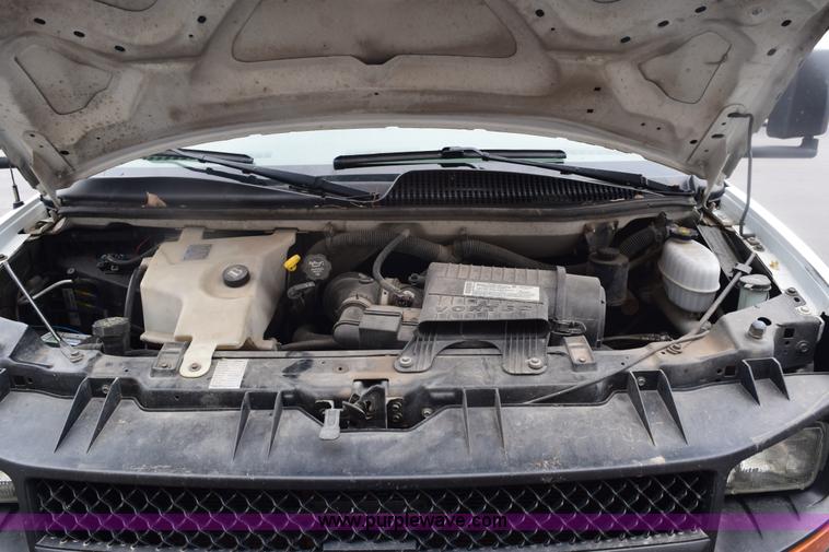 image for item E6133 2008 Chevrolet Express 3500 box truck