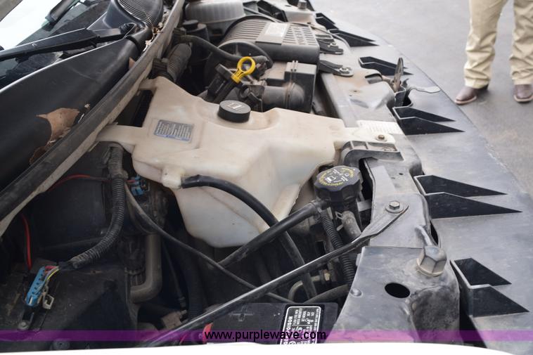 image for item E6133 2008 Chevrolet Express 3500 box truck