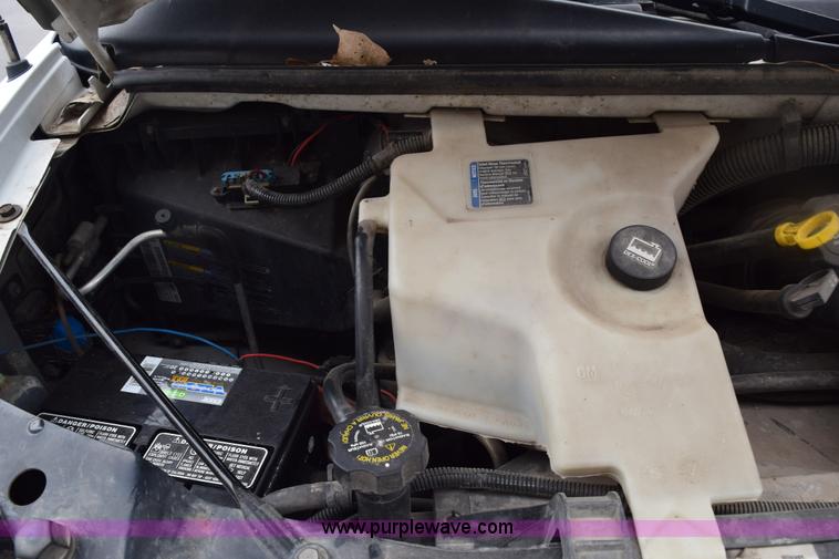 image for item E6133 2008 Chevrolet Express 3500 box truck