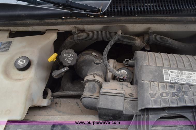 image for item E6133 2008 Chevrolet Express 3500 box truck