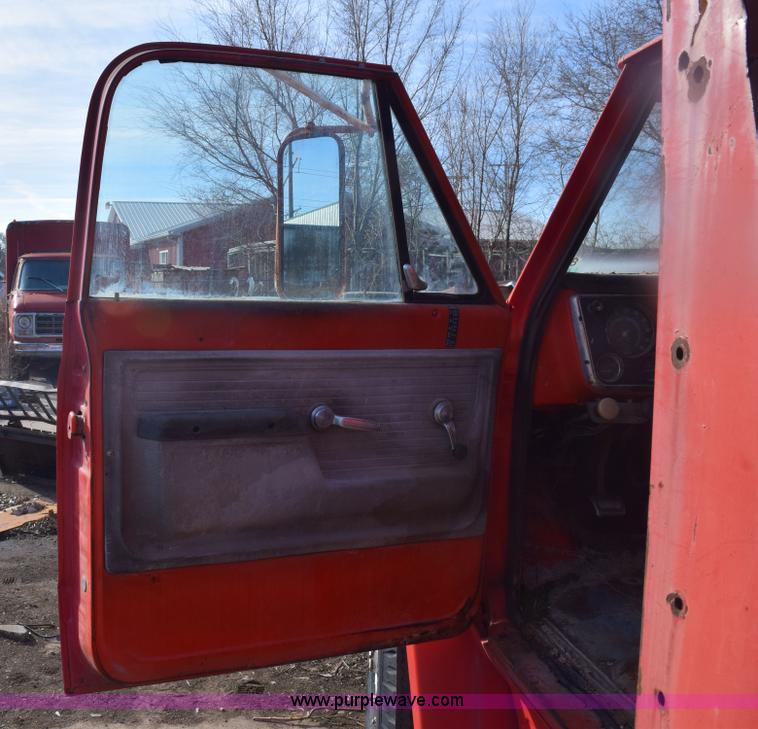 image for item E6137 1972 Chevrolet C60 flatbed dump truck