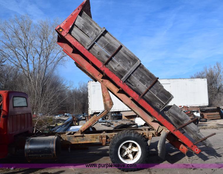 image for item E6137 1972 Chevrolet C60 flatbed dump truck
