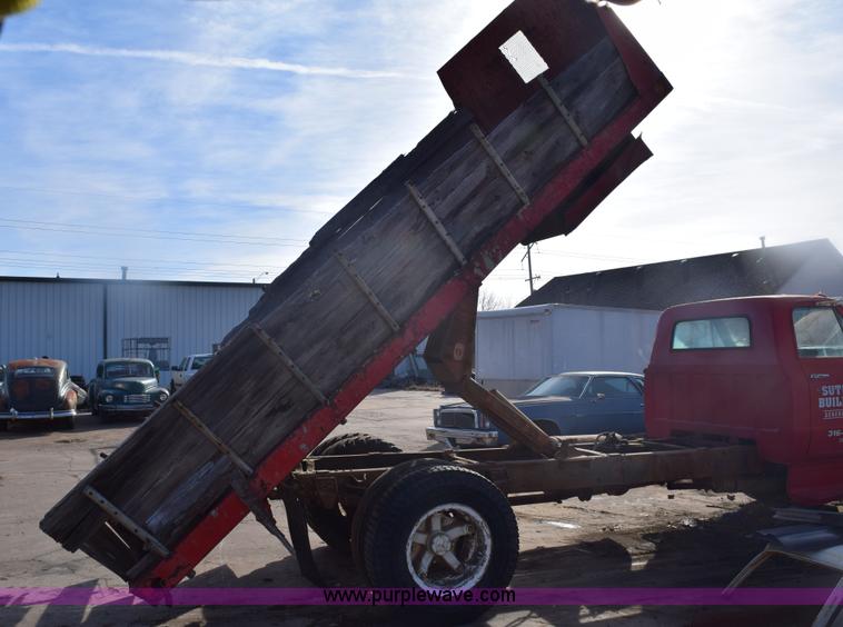 image for item E6137 1972 Chevrolet C60 flatbed dump truck