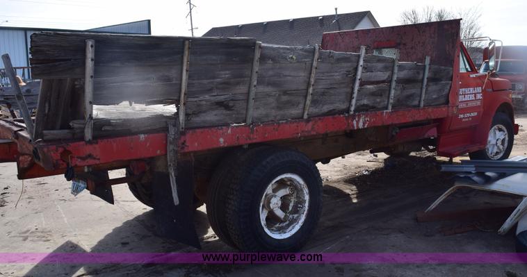 image for item E6137 1972 Chevrolet C60 flatbed dump truck