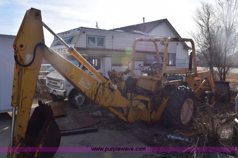 image for item E6138 1975 International I2412-B Series B backhoe