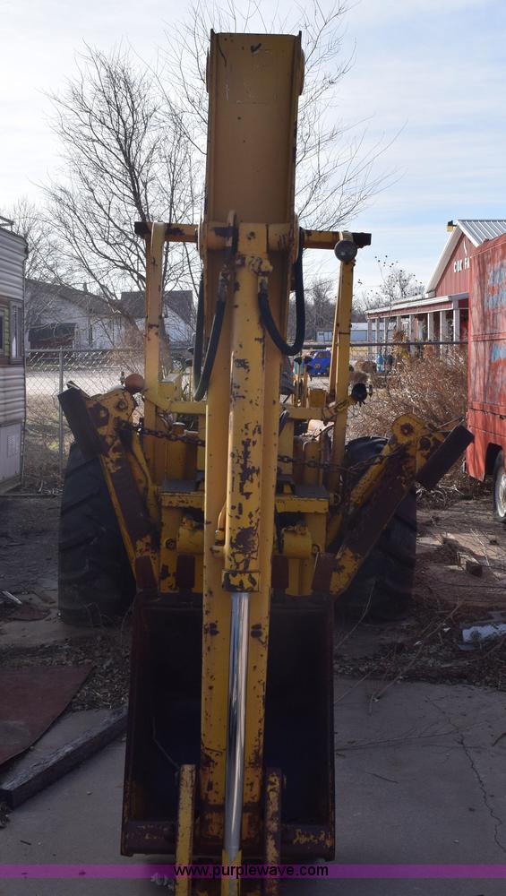 image for item E6138 1975 International I2412-B Series B backhoe