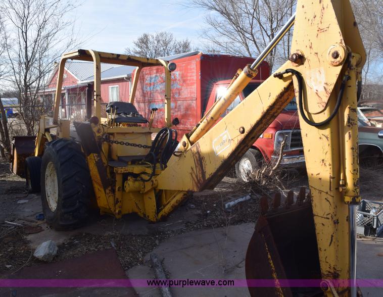 image for item E6138 1975 International I2412-B Series B backhoe