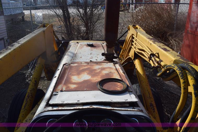 image for item E6138 1975 International I2412-B Series B backhoe