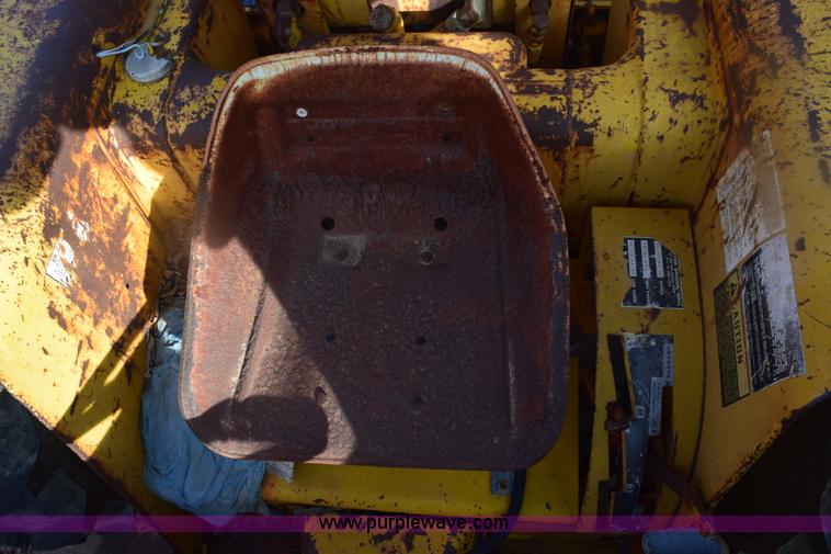 image for item E6138 1975 International I2412-B Series B backhoe