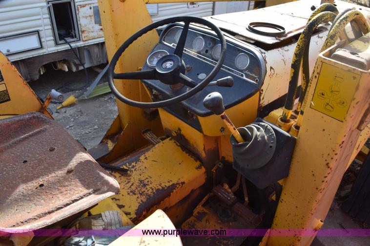 image for item E6138 1975 International I2412-B Series B backhoe