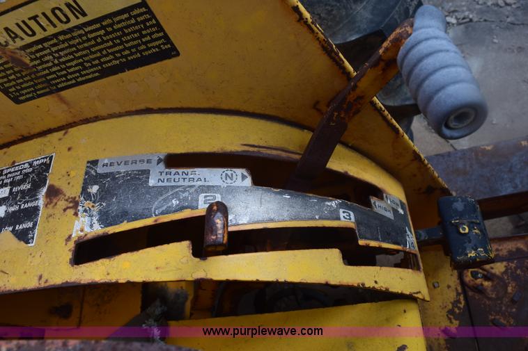 image for item E6138 1975 International I2412-B Series B backhoe