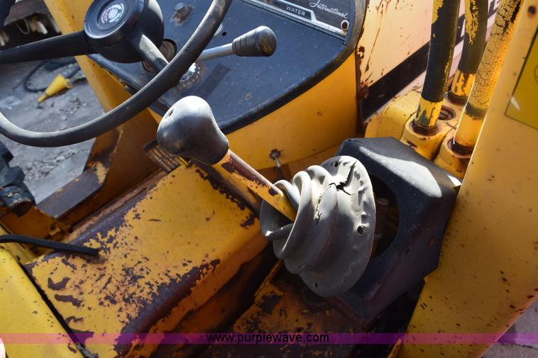 image for item E6138 1975 International I2412-B Series B backhoe