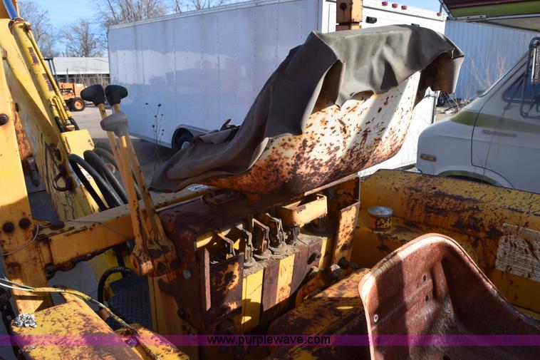 image for item E6138 1975 International I2412-B Series B backhoe
