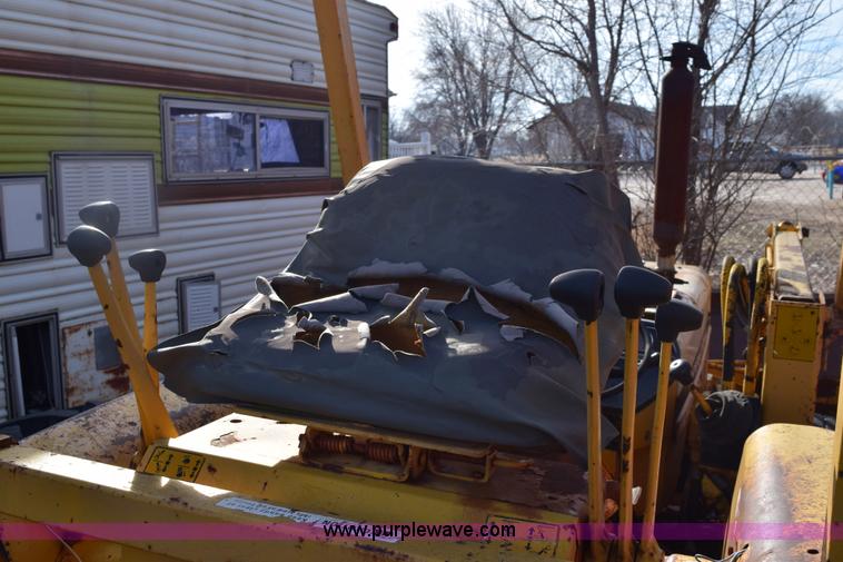 image for item E6138 1975 International I2412-B Series B backhoe