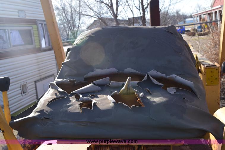 image for item E6138 1975 International I2412-B Series B backhoe