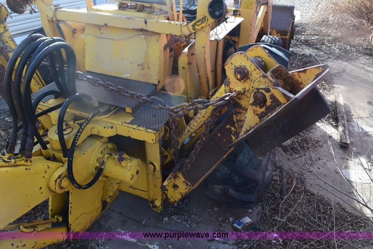 image for item E6138 1975 International I2412-B Series B backhoe