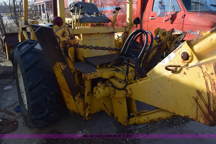 image for item E6138 1975 International I2412-B Series B backhoe