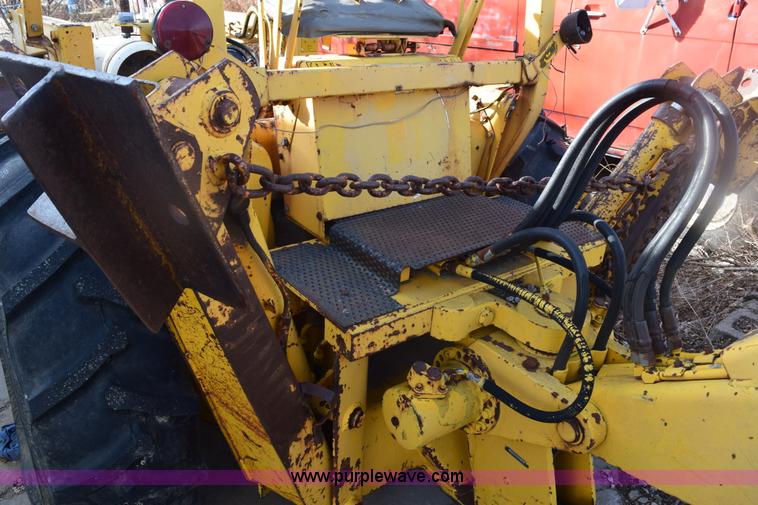 image for item E6138 1975 International I2412-B Series B backhoe