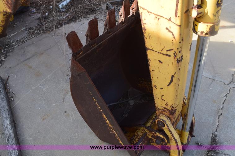 image for item E6138 1975 International I2412-B Series B backhoe