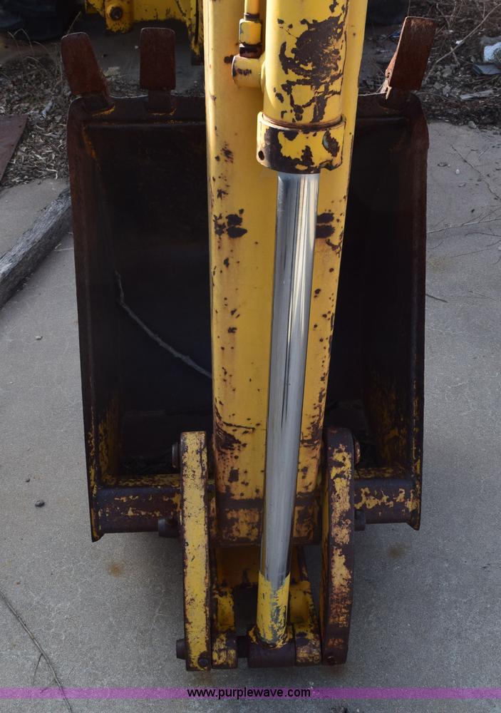 image for item E6138 1975 International I2412-B Series B backhoe