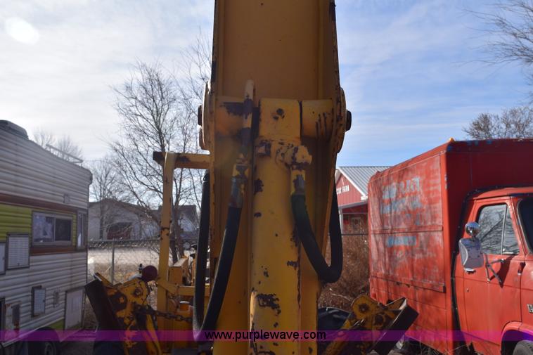 image for item E6138 1975 International I2412-B Series B backhoe