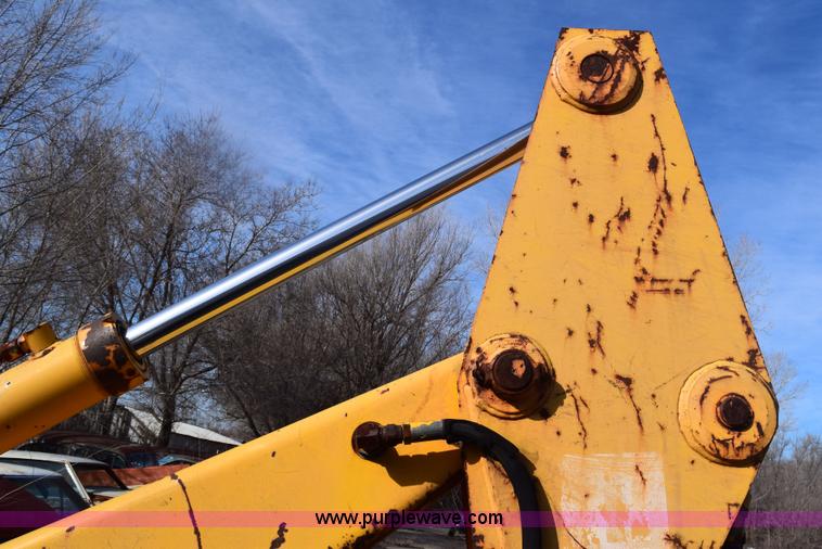 image for item E6138 1975 International I2412-B Series B backhoe