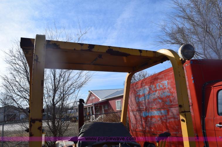 image for item E6138 1975 International I2412-B Series B backhoe