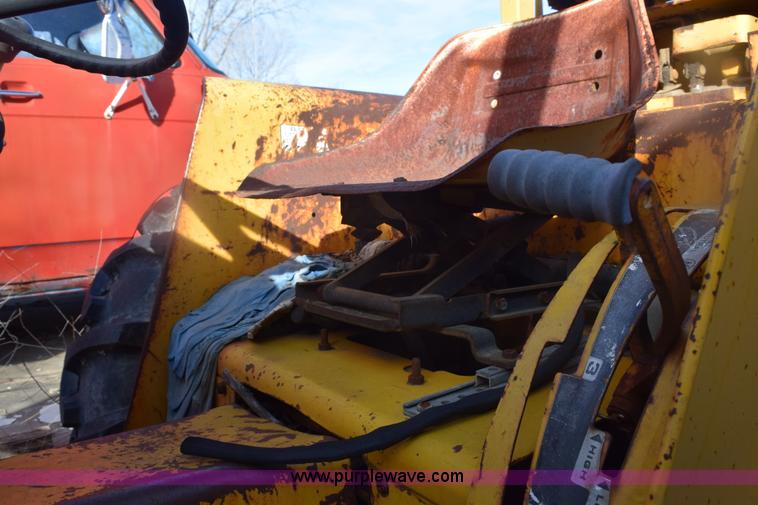 image for item E6138 1975 International I2412-B Series B backhoe