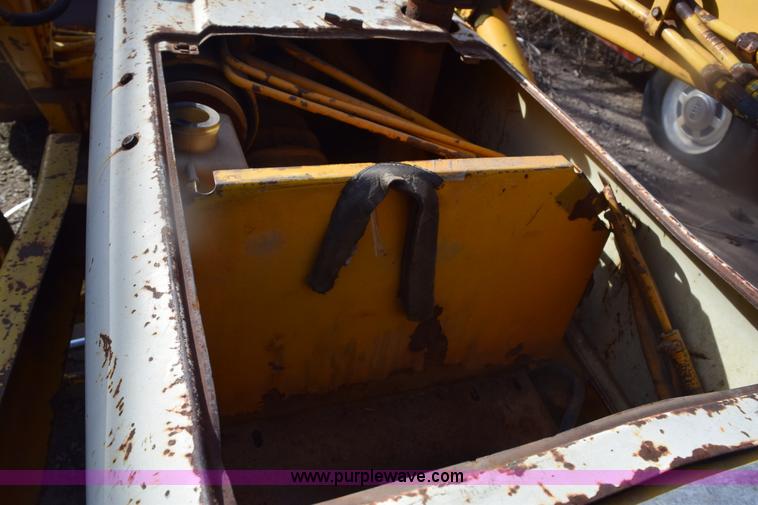 image for item E6138 1975 International I2412-B Series B backhoe