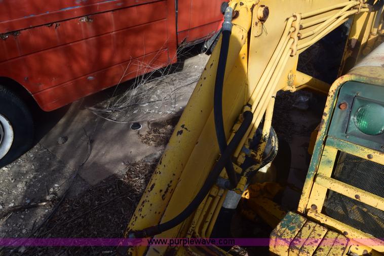 image for item E6138 1975 International I2412-B Series B backhoe