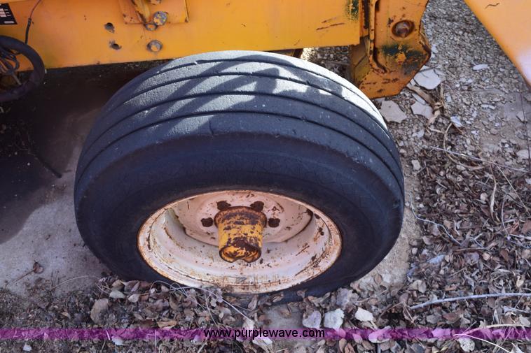 image for item E6138 1975 International I2412-B Series B backhoe