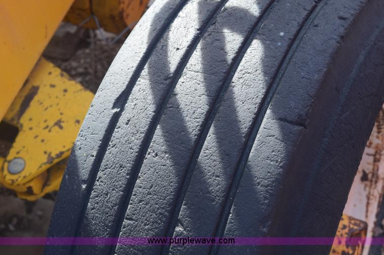 image for item E6138 1975 International I2412-B Series B backhoe