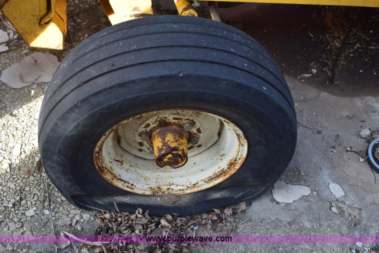 image for item E6138 1975 International I2412-B Series B backhoe