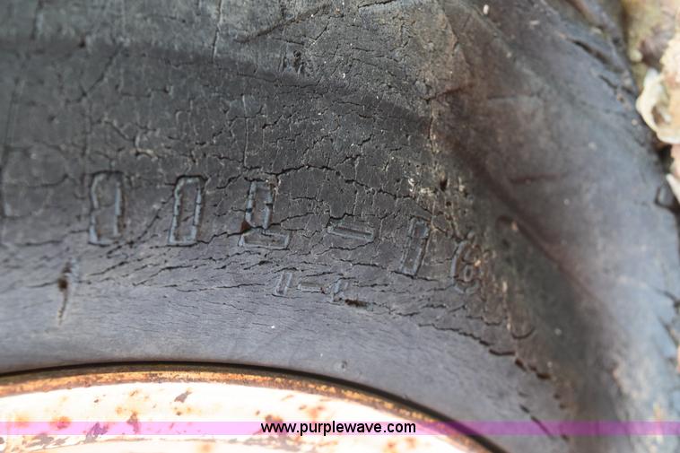 image for item E6138 1975 International I2412-B Series B backhoe