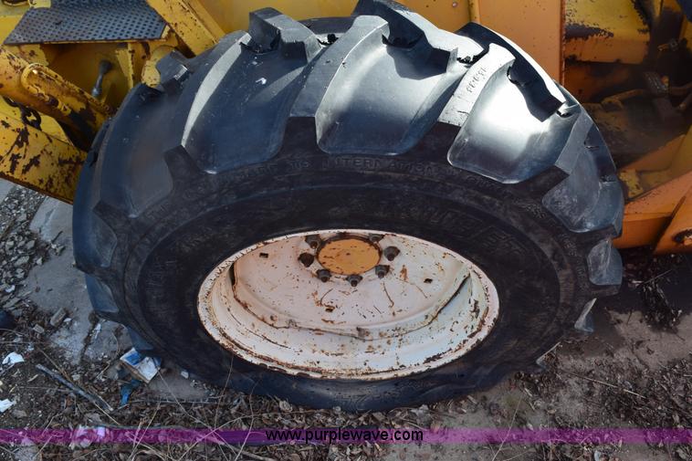 image for item E6138 1975 International I2412-B Series B backhoe