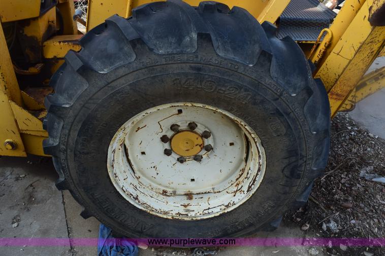 image for item E6138 1975 International I2412-B Series B backhoe