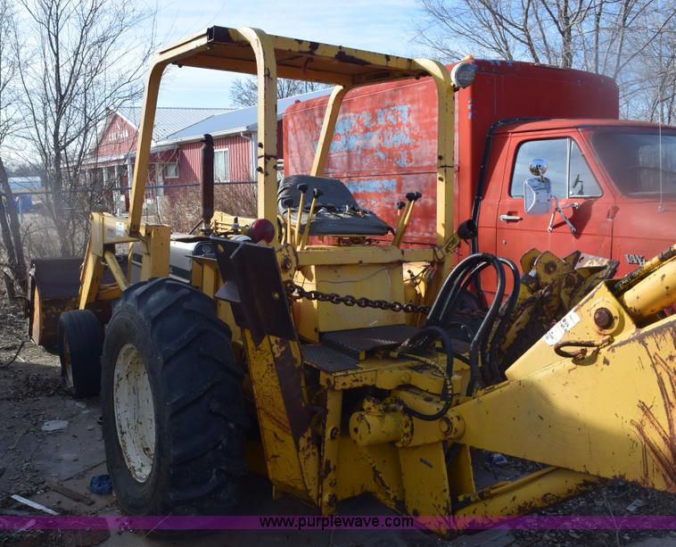 image for item E6138 1975 International I2412-B Series B backhoe