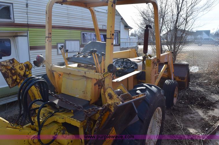 image for item E6138 1975 International I2412-B Series B backhoe