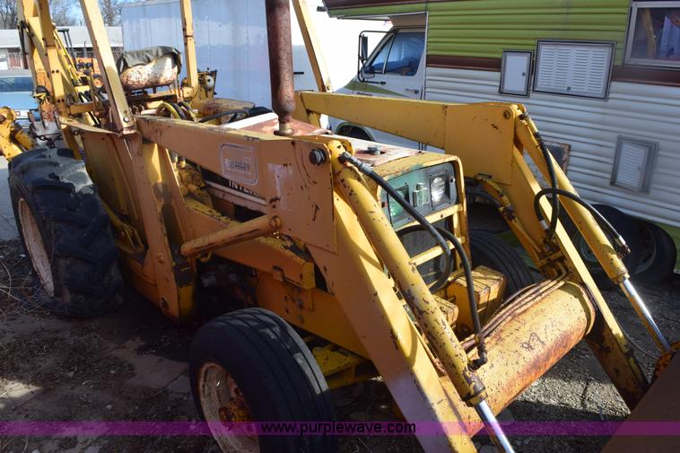 image for item E6138 1975 International I2412-B Series B backhoe