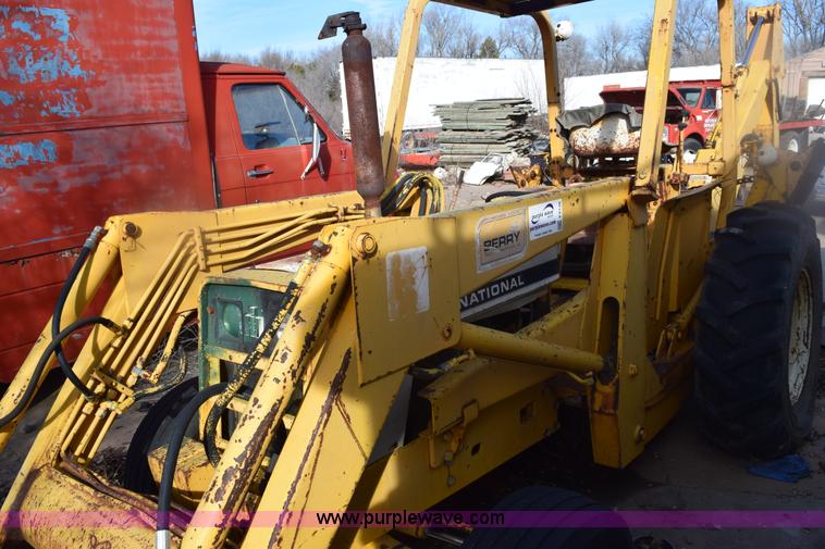 image for item E6138 1975 International I2412-B Series B backhoe
