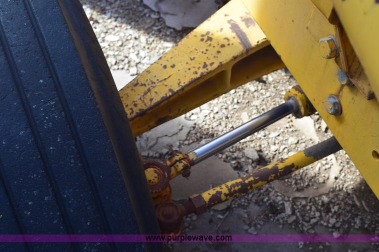 image for item E6138 1975 International I2412-B Series B backhoe