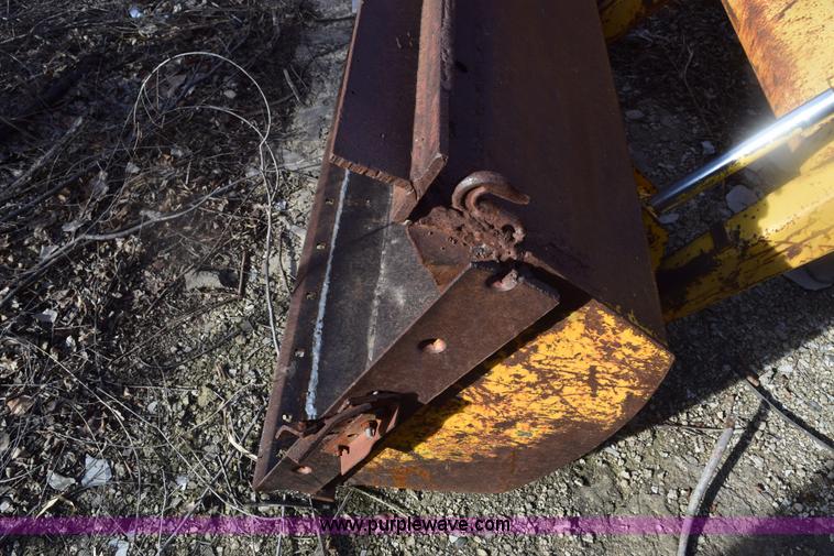 image for item E6138 1975 International I2412-B Series B backhoe